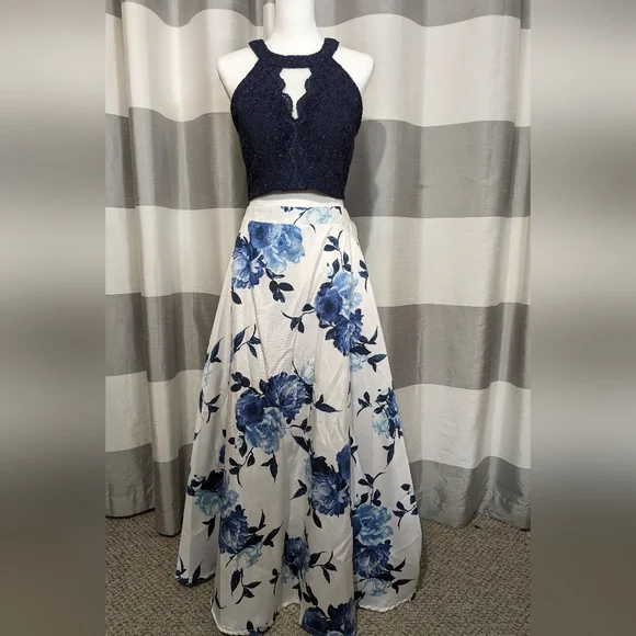 City Studio 2 Piece Lace Peekaboo A-Lined Flyaway Formal Gown W/ Pockets - Picture 3 of 14